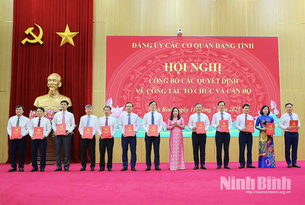 Đồng chí Đinh Thị Lụa, Phó Bí thư Thường trực Tỉnh uỷ, Bí thư Đảng uỷ các cơ quan Đảng tỉnh trao Quyết định thành lập 12 tổ chức cơ sở đảng trực thuộc Đảng bộ các cơ quan Đảng tỉnh.