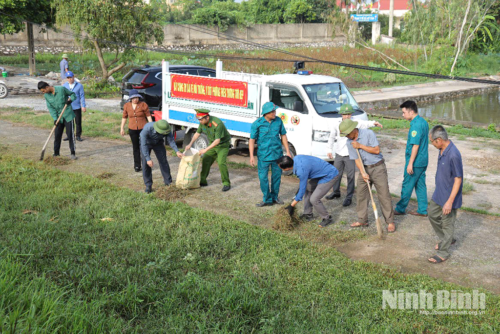 Cán bộ, công chức, người lao động các cơ quan, đơn vị và đảng viên, nhân dân trên địa bàn phường ra quân vệ sinh môi trường.
