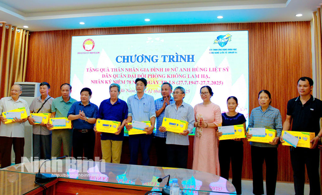 Đại diện Công ty TNHH Ứng dụng khoa học Công nghệ Quốc tế - SMART A (Hà Nội) trao tặng quà các thân nhân gia đình liệt sĩ.