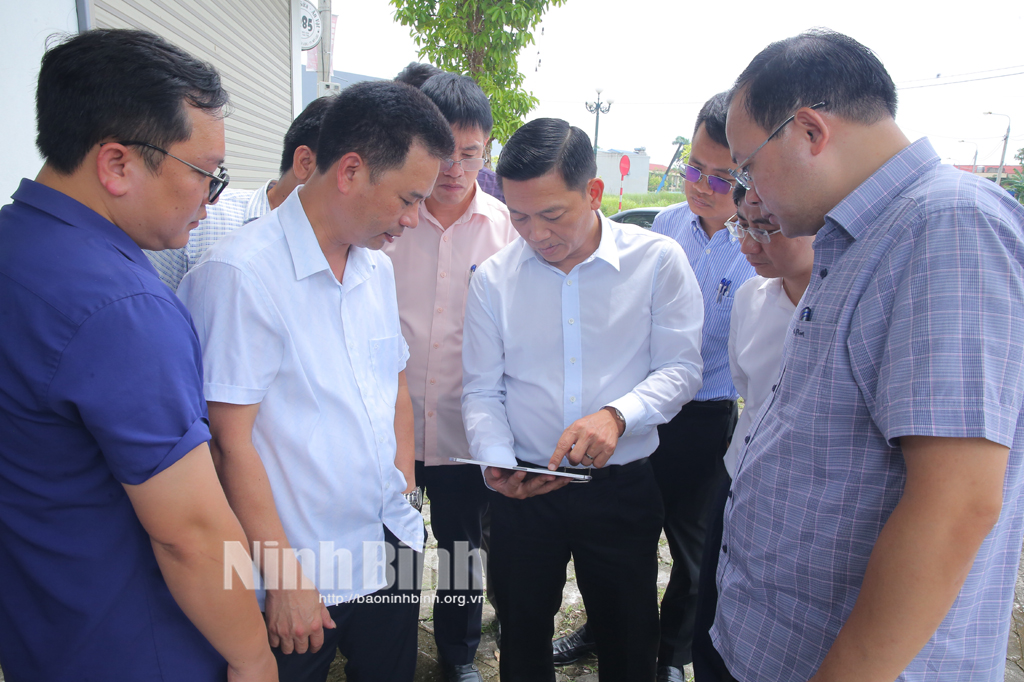 Đồng chí Phó Chủ tịch UBND tỉnh Nguyễn Cao Sơn khảo sát thực địa tại phường Mỹ Lộc.