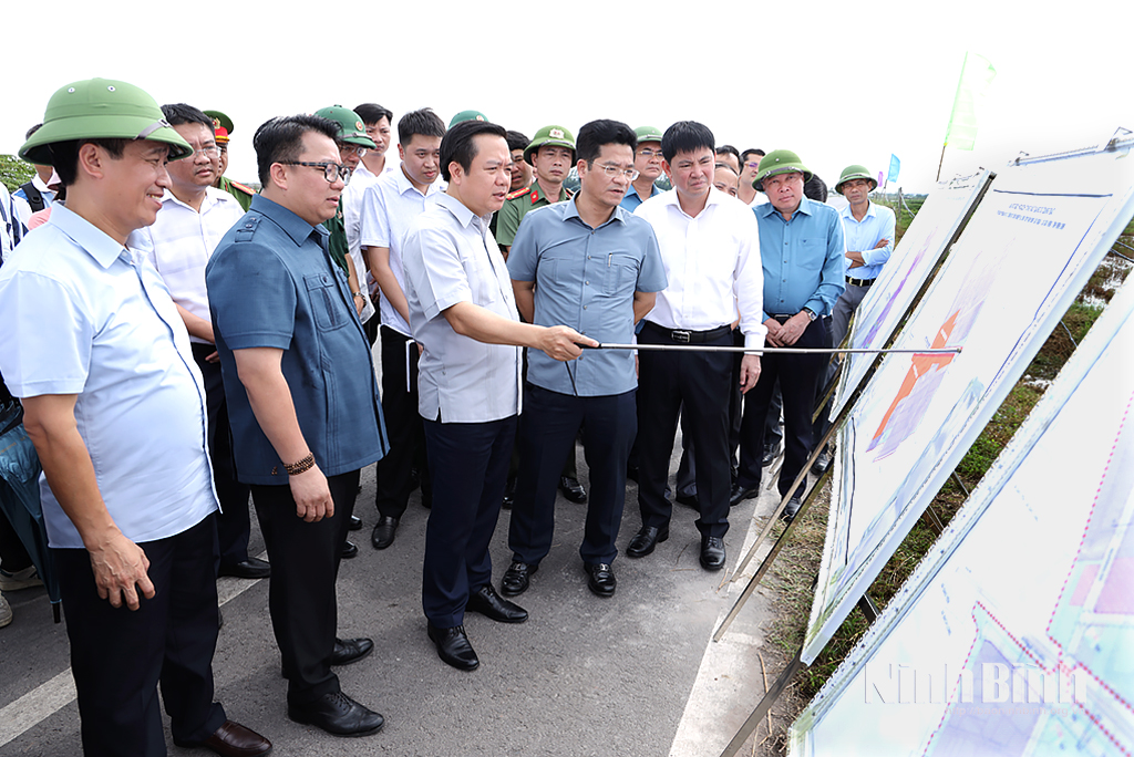 Đồng chí Chủ tịch UBND tỉnh Phạm Quang Ngọc và Đoàn công tác kiểm tra tại Khu công nghiệp Hải Long (VSIP Nam Định), xã Giao Hưng.