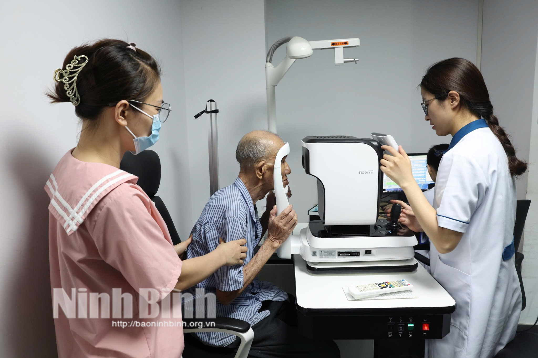 Khám, phẫu thuật miễn phí mắt cho đối tượng người cao tuổi tại Trung tâm bảo trợ và công tác xã hội tỉnh.