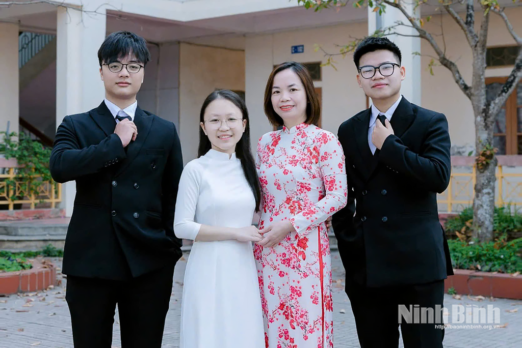 Em Trần Xuân Đam (ngoài cùng bên phải) và cô giáo chủ nhiệm cùng đội tuyển học sinh giỏi Hoá của nhà trường. Ảnh: Nhân vật cung cấp