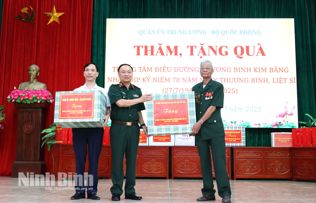 Trung tướng Thái Đại Ngọc, Ủy viên Trung ương Đảng, Uỷ viên Quân uỷ Trung ương, Phó Tổng Tham mưu trưởng Quân đội nhân dân Việt Nam tặng quà Trung tâm Điều dưỡng thương binh Kim Bảng.