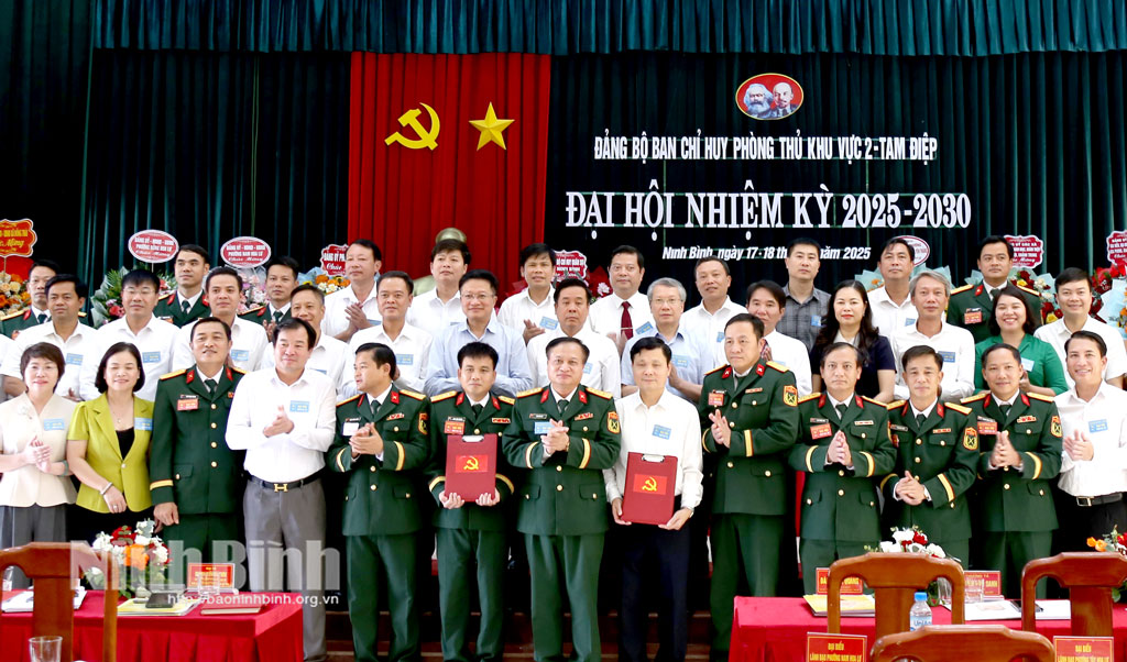 Trao Quyết định, chỉ định các Bí thư Đảng ủy xã, phường tham gia Ban Chấp hành Đảng bộ Ban Chỉ huy Phòng thủ khu vực 2 - Tam Điệp, nhiệm kỳ 2025 2030.