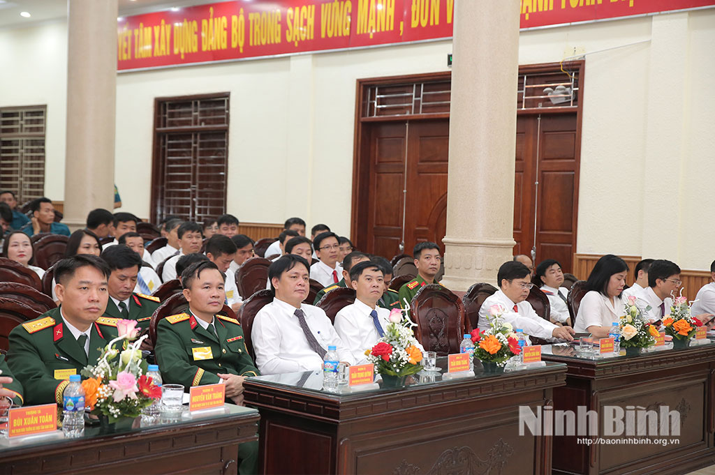 Đồng chí Trần Minh Thắng, Ủy viên Ban Thường vụ Tỉnh ủy, Bí thư Đảng ủy, Chủ tịch HĐND phường Nam Định và các đại biểu dự Đại hội.