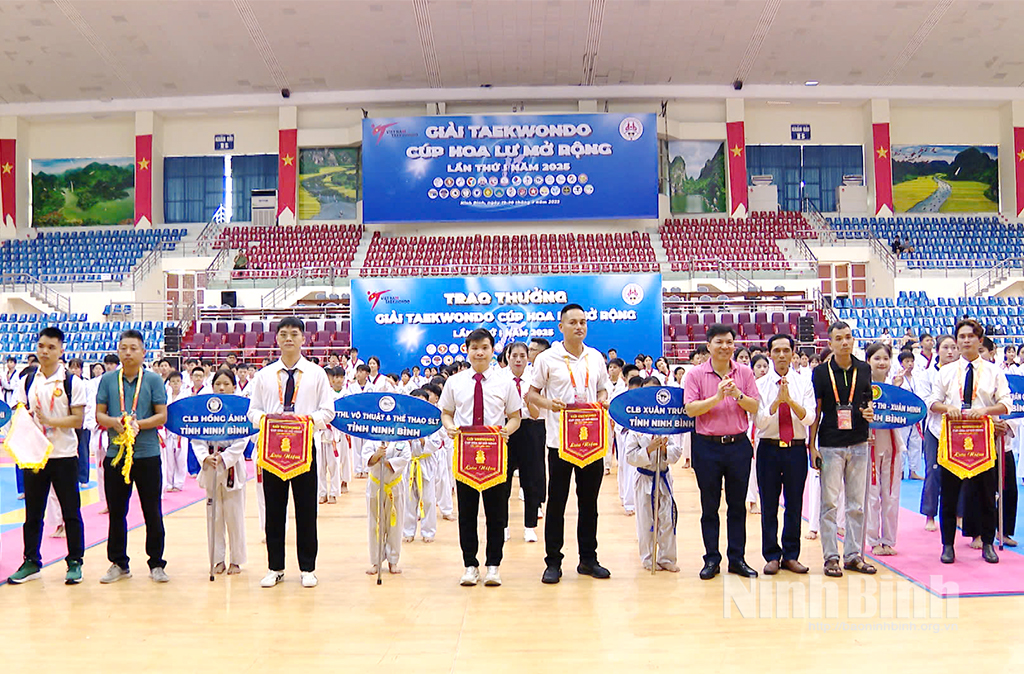 Ban tổ chức trao Cờ lưu niệm cho các Đoàn tham gia giải.