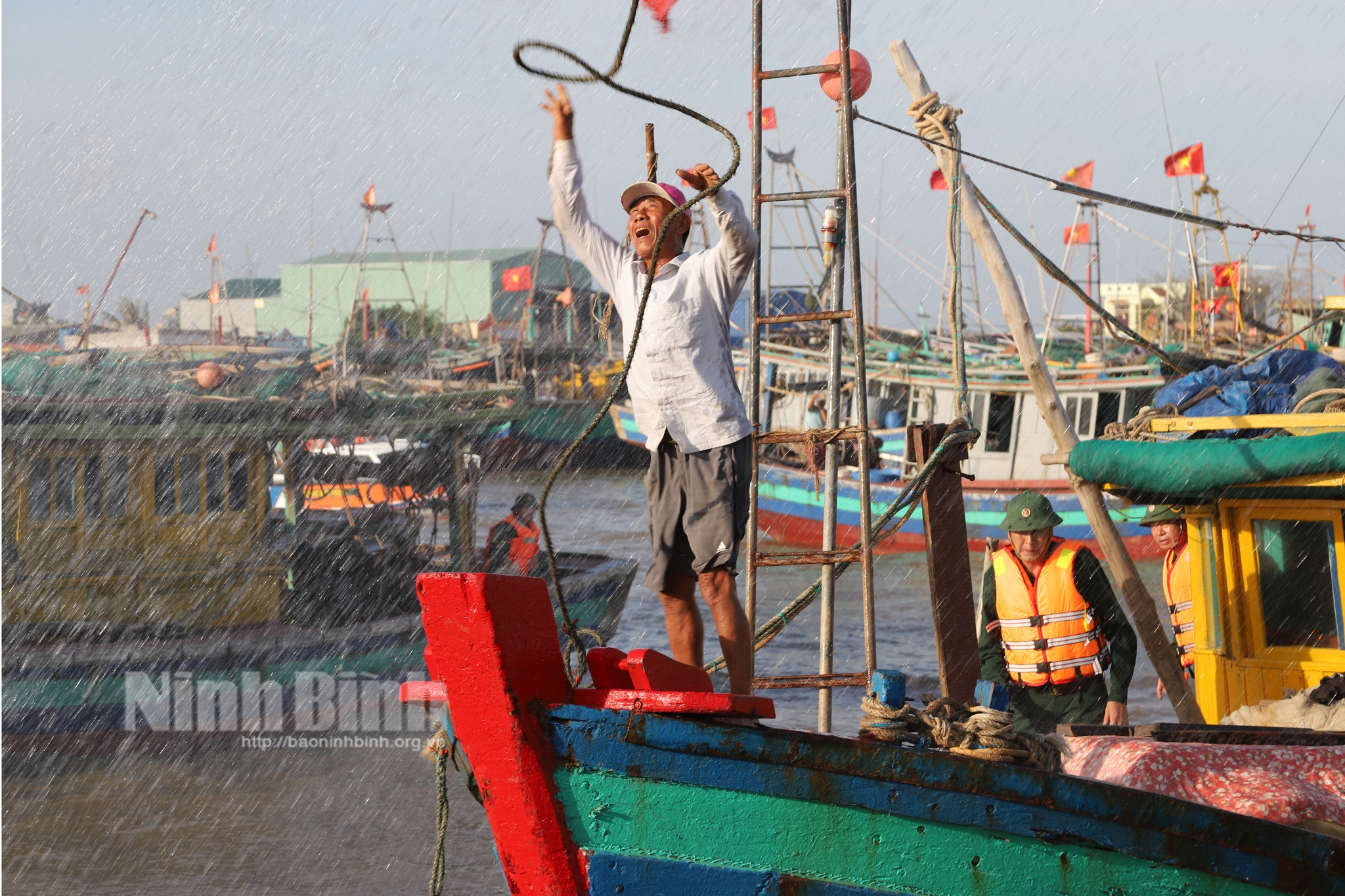 Lực lượng Bộ đội Biên phòng tỉnh giúp ngư dân neo đậu tàu thuyền vào nơi tránh trú an toàn. Ảnh tư liệu: Hoàng Tuấn
