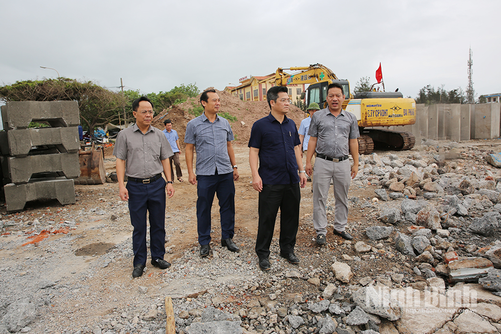Lãnh đạo UBND tỉnh, Sở Nông nghiệp và Môi trường kiểm tra, đôn đốc đơn vị thi công xây dựng tuyến đê, kè biển Cồn Tròn, xã Hải Thịnh.