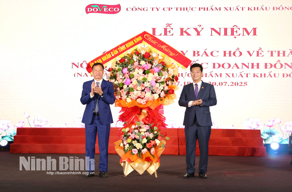 Đồng chí Phó Chủ tịch UBND tỉnh Trần Anh Dũng tặng hoa chúc mừng Công ty cổ phần Thực phẩm xuất khẩu Đồng Giao.