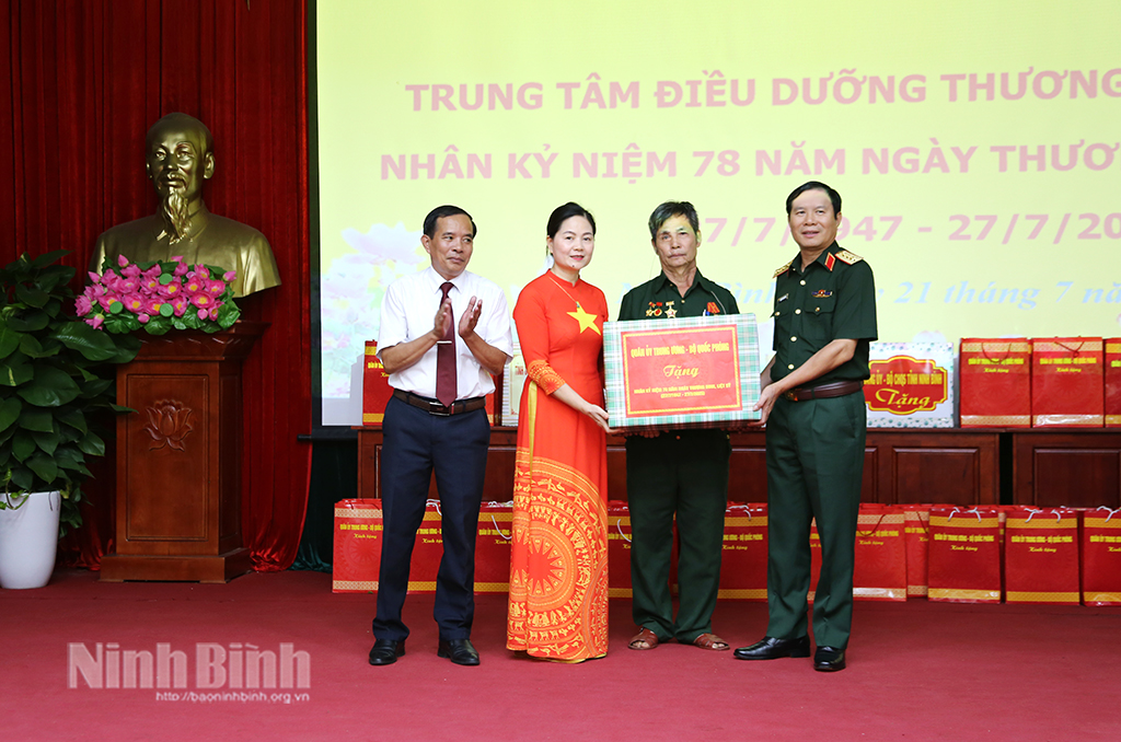 Đại tướng Nguyễn Tân Cương, Thứ trưởng Bộ Quốc phòng tặng quà Trung tâm Điều dưỡng thương binh Duy Tiên.