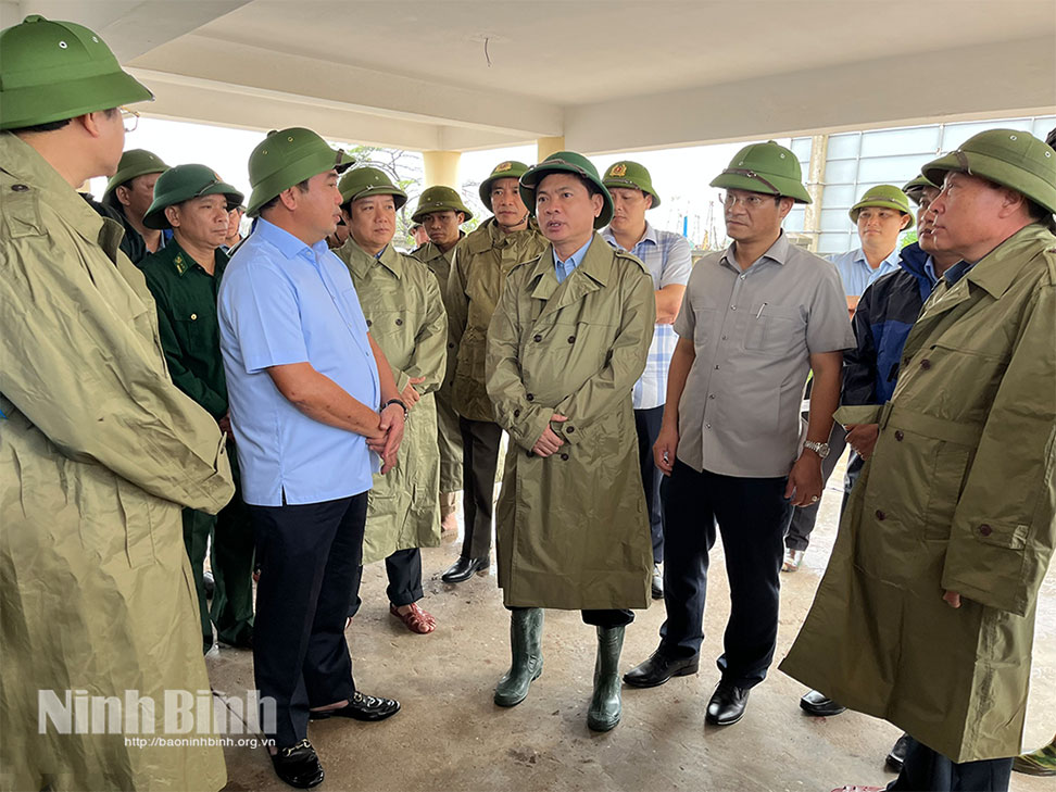 Đồng chí Quyền Bộ trưởng Nông nghiệp và Môi trường kiểm tra, chỉ đạo ứng phó bão số 3 tại tỉnh Ninh Bình