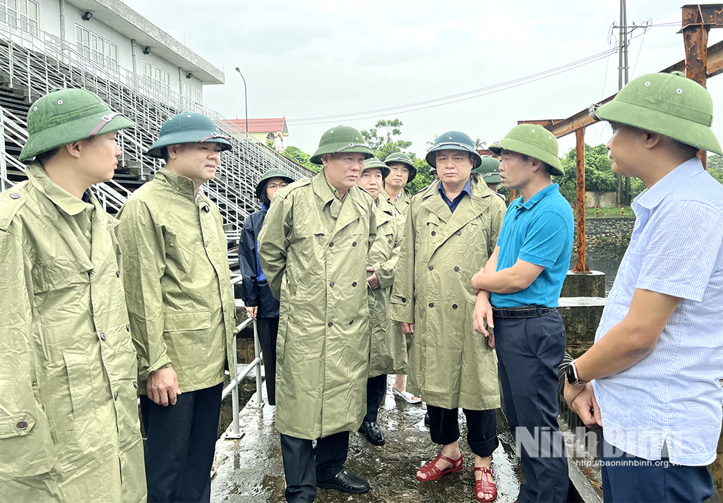 Đồng chí Lê Quốc Chỉnh, Phó Bí thư Tỉnh uỷ, Chủ tịch HĐND tỉnh kiểm tra công tác vận hành tiêu thoát nước tại Trạm bơm Quán Chuột. Ảnh: Trần Ánh