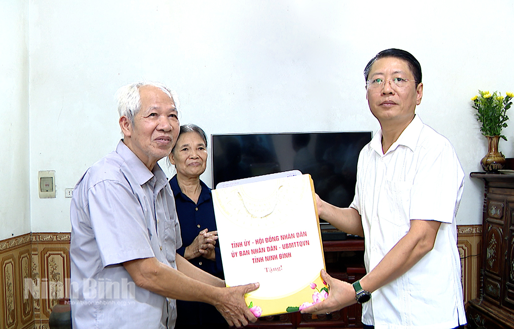 Đồng chí Phó Chủ tịch Thường trực UBND tỉnh Trần Song Tùng thăm, tặng quà gia đình ông Đỗ Văn Thứ, bệnh binh mất sức lao động 70% ở thôn Non (xã Tân Thanh). Ảnh: Phan Hiếu