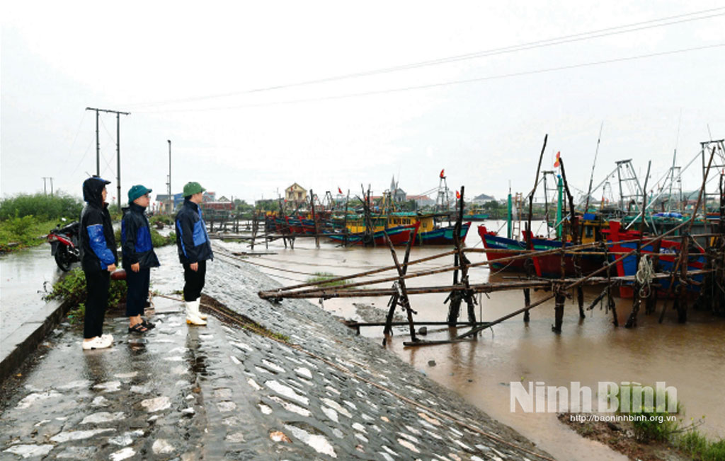 Lãnh đạo xã Giao Ninh kiểm tra tại Khu neo đậu tàu thuyền tránh trú bão cửa Hà Lạn. Ảnh: P.V