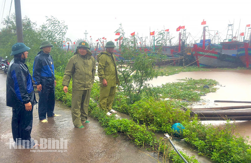 Lãnh đạo xã Rạng Đông kiểm tra tàu thuyền neo đậu tại cảng Quần Vinh.