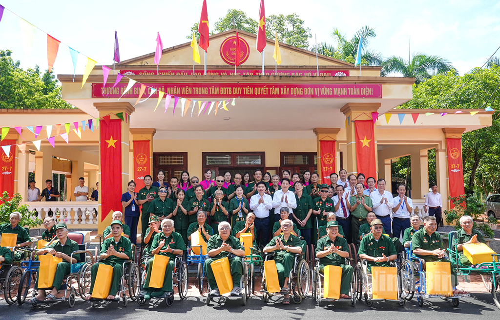 Chủ tịch nước Lương Cường và Đoàn công tác chụp ảnh lưu niệm với các thương, bệnh binh Trung tâm Điều dưỡng thương binh Duy Tiên.