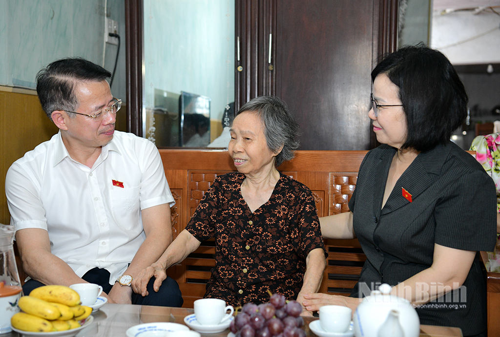 Đồng chí Phó Trưởng Đoàn ĐBQH tỉnh Nguyễn Hải Dũng thăm, tặng quà gia đình bà Trần Thị Tuấn, Tổ 2, phường Nam Định, là vợ liệt sĩ.
