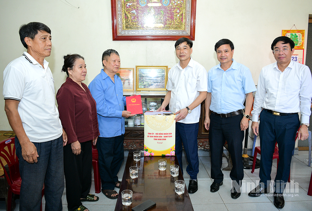 Đồng chí Phó Chủ tịch UBND tỉnh Nguyễn Anh Chức thăm, tặng quà gia đình thương binh Đào Viết Tuy ở phố An Hòa, phường Nam Hoa Lư.