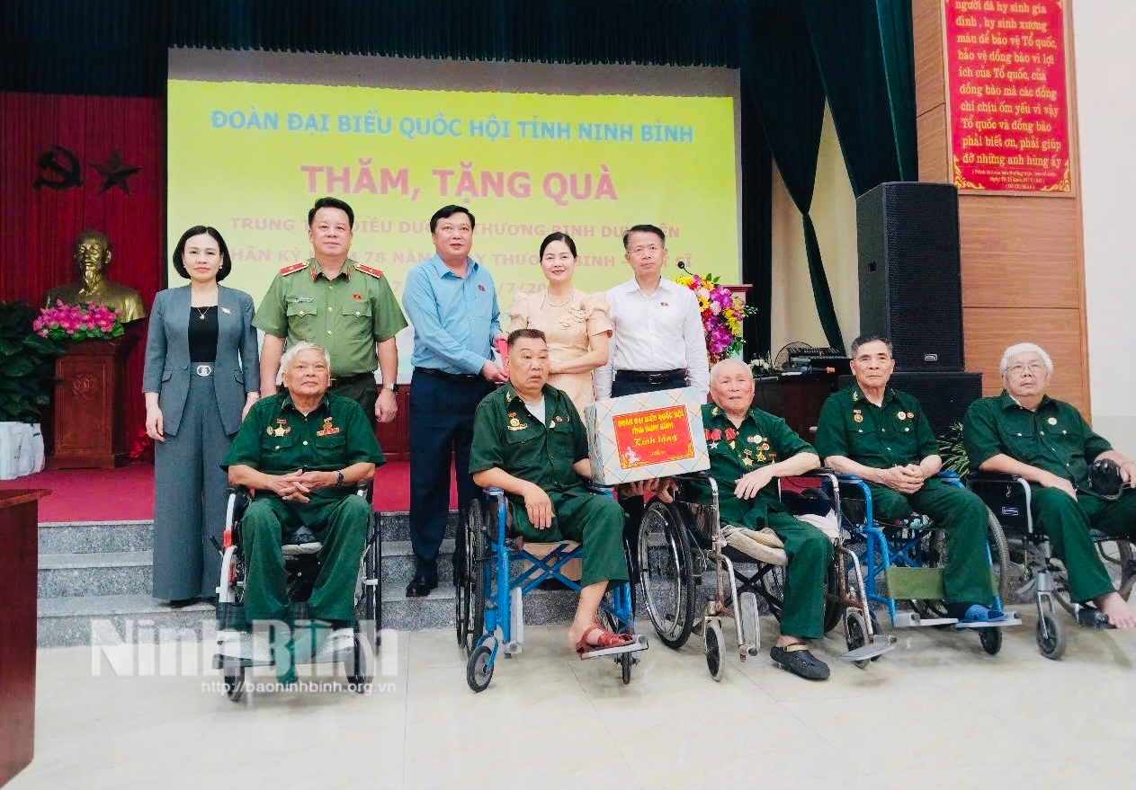 Đồng chí Nguyễn Quốc Hùng, Phó Chủ nhiệm Ủy ban Quốc phòng, An ninh và Đối ngoại của Quốc hội cùng lãnh đạo Đoàn ĐBQH tỉnh tặng quà Trung tâm Điều dưỡng thương binh Duy Tiên.