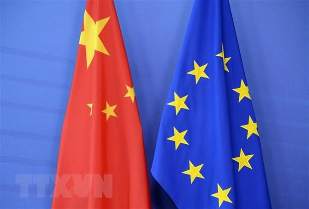 Quốc kỳ Trung Quốc (trái) và cờ Liên minh châu Âu (EU). (Ảnh: AFP/TTXVN)