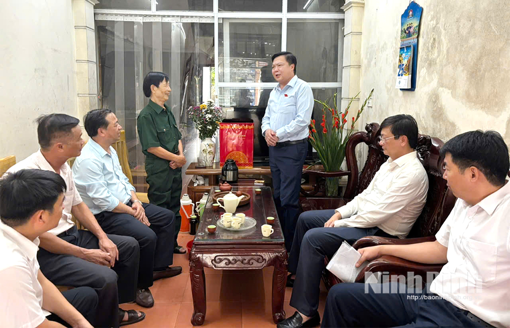 Đồng chí Phó Trưởng Đoàn ĐBQH tỉnh Phạm Hùng Thắng thăm, tặng quà gia đình chính sách tại phường Đồng Văn.