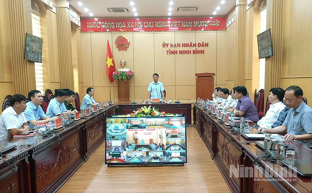 Đồng chí Trần Song Tùng, Ủy viên Ban Thường vụ Tỉnh ủy, Phó Chủ tịch Thường trực UBND tỉnh phát biểu tại hội nghị