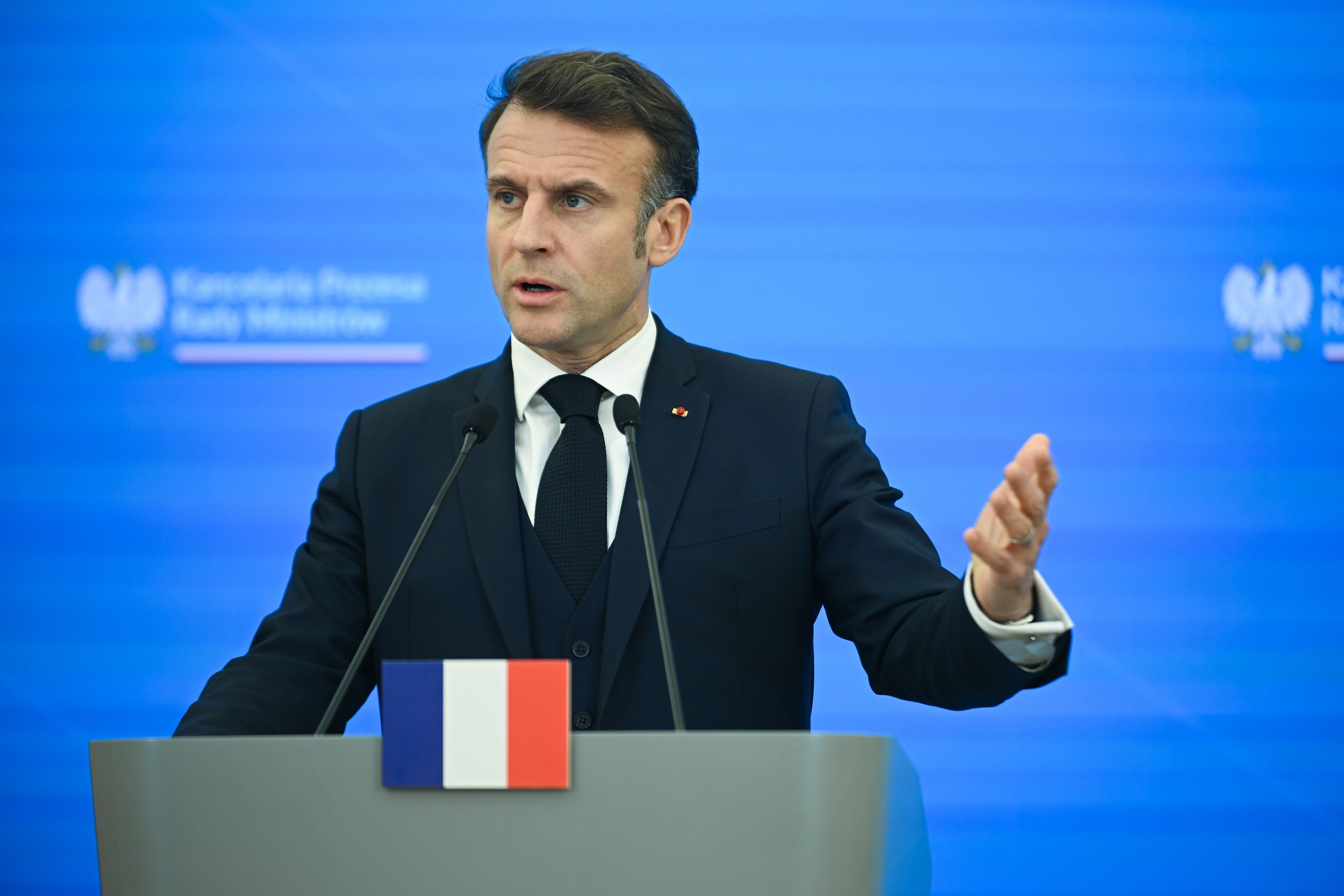 Tổng thống Pháp Emmanuel Macron phát biểu tại một cuộc họp báo ở Vácsava, Ba Lan.