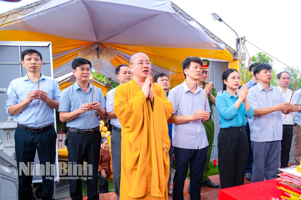 Các đại biểu dâng hương, cầu siêu anh linh các anh hùng, liệt sĩ tại nghĩa trang liệt sĩ Yên Mô.