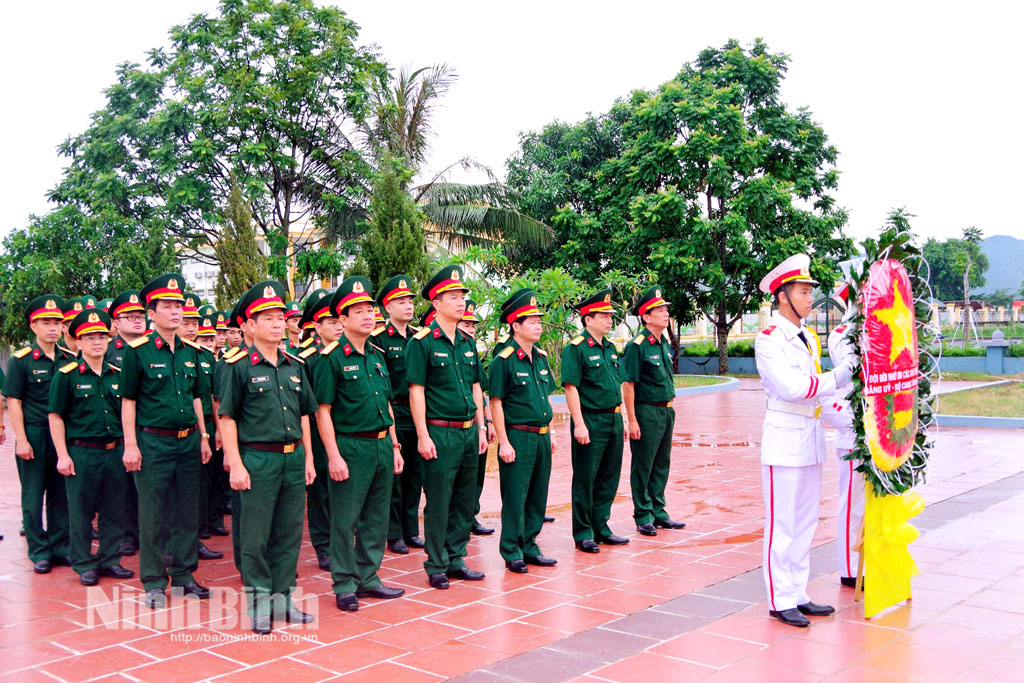 Đoàn đại biểu Bộ CHQS tỉnh dâng hương tại Đài tưởng niệm các anh hùng liệt sĩ tại Nghĩa trang liệt sĩ Ninh Nhất, phường Hoa Lư.