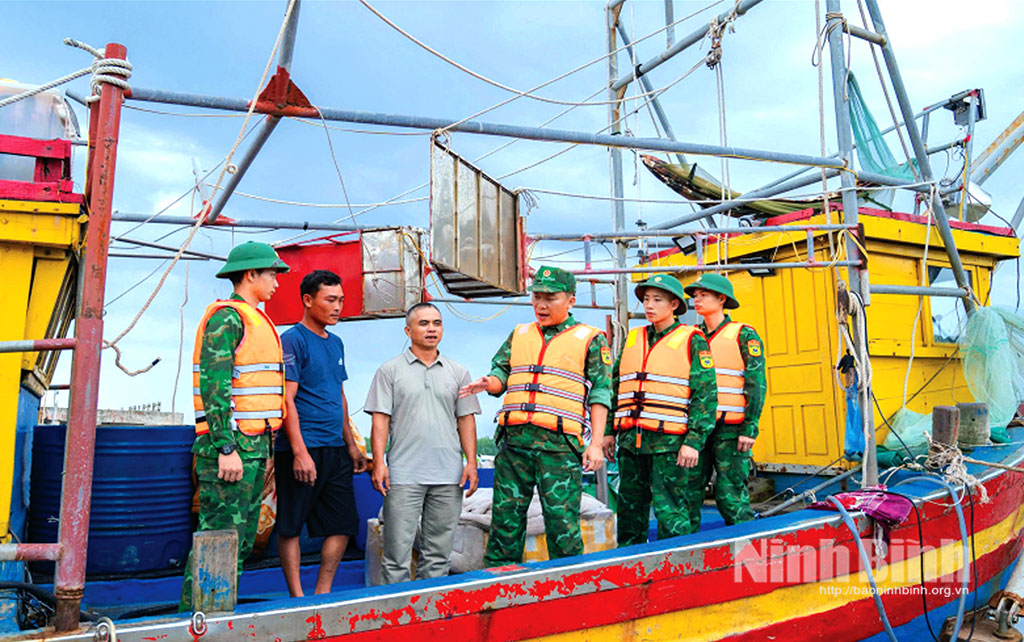 Cán bộ Đồn Biên phòng Kim Sơn yêu cầu chủ phương tiện khẩn trương neo đậu, tránh, trú bão. Ảnh: Trường Giang