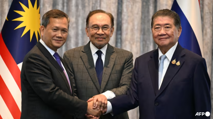 Thủ tướng Campuchia Hun Manet, Thủ tướng Malaysia Anwar Ibrahim và Quyền Thủ tướng Thái Lan Phumtham Wechayachai. Ảnh: AFP