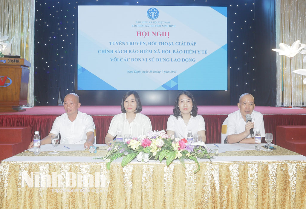 Lãnh đạo BHXH tỉnh Ninh Bình giải đáp các ý kiến về chính sách BHXH, BHYT, BHTN.