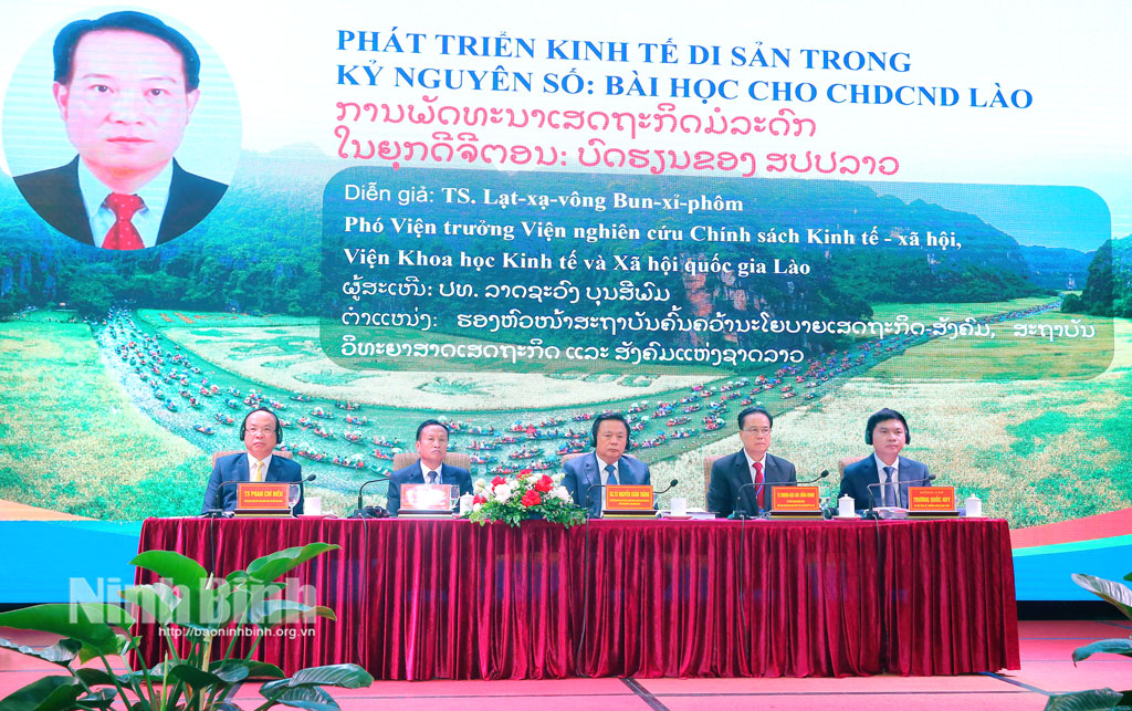 Các đại biểu chủ trì Hội thảo.