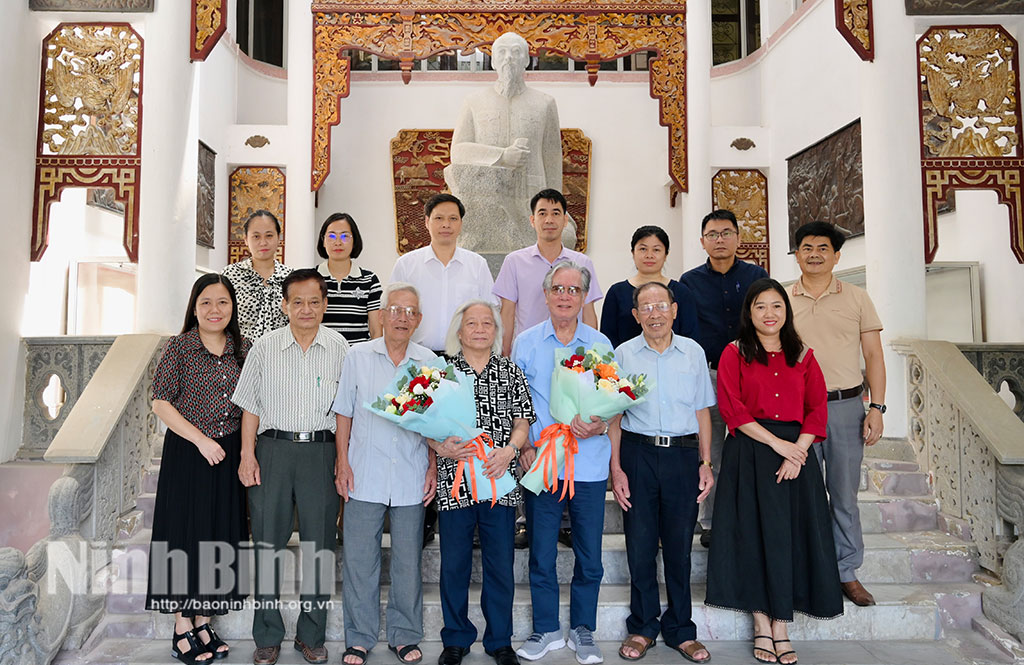 Hội Khoa học lịch sử Ninh Bình (mới) chụp ảnh kỷ niệm.