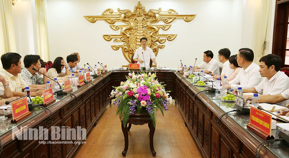 Đồng chí Nguyễn Đức Toàn, Ủy viên Ban Thường vụ Tỉnh ủy, Trưởng Ban Tuyên giáo và Dân vận Tỉnh ủy, Tổ trưởng tổ công tác của tỉnh phát biểu tại Hội nghị.