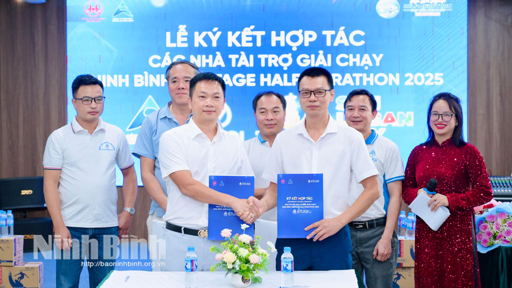 Đại diện Công ty TNHH MTV Tràng An Ninh Bình kí kết hợp tác tài trợ giải chạy với đại diện Công ty cổ phần giải pháp công nghệ ETUGI Việt Nam.