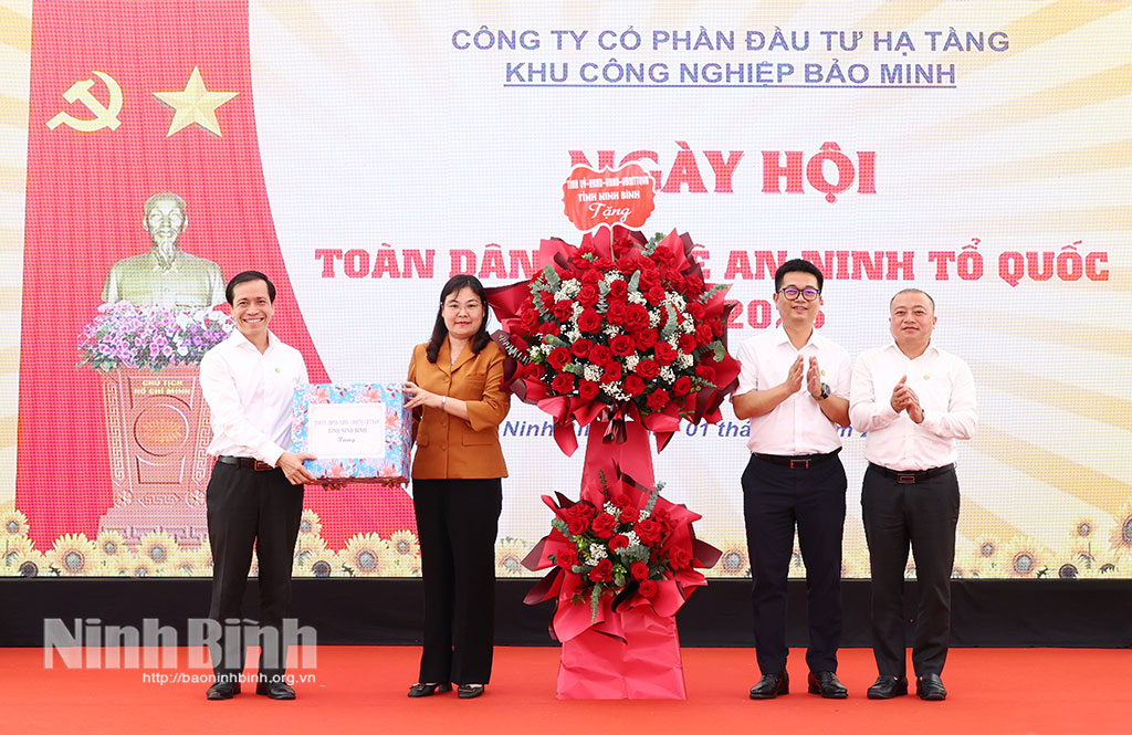 Đồng chí Hà Lan Anh, Tỉnh ủy viên, Phó Chủ tịch UBND tỉnh tặng hoa và quà chúc mừng Ngày hội.