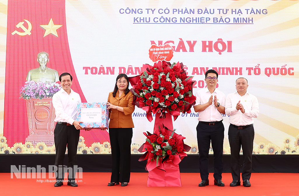 Đồng chí Hà Lan Anh, Tỉnh ủy viên, Phó Chủ tịch UBND tỉnh tặng hoa và quà chúc mừng Ngày hội.