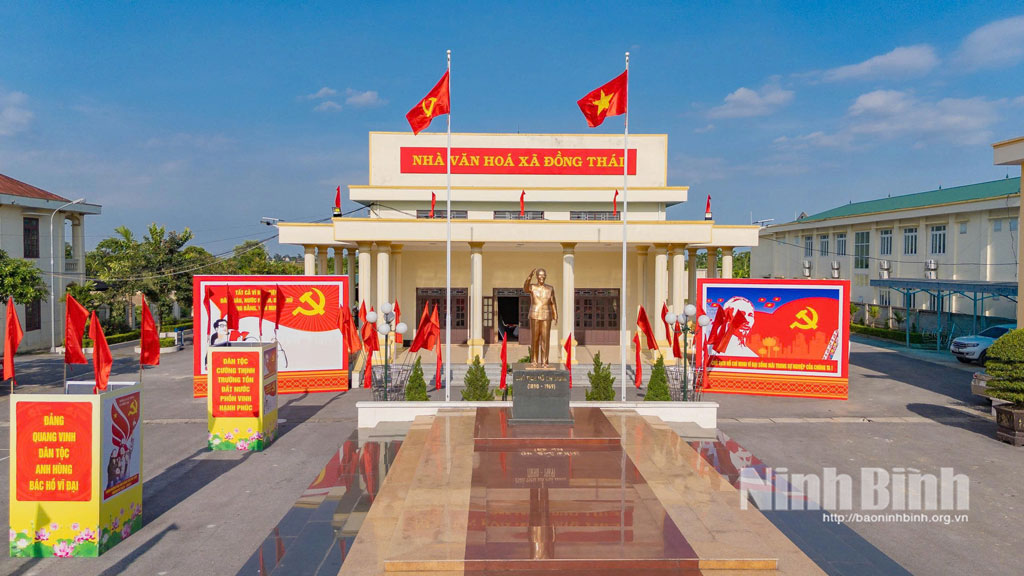 Công tác trang trí khánh tiết cho Đại hội đại biểu Đảng bộ xã Đồng Thái được tích cực hoàn thiện.