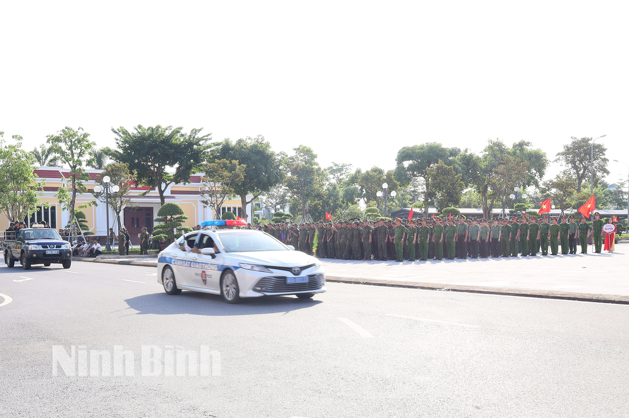 Lực lượng Công an phường Nam Định tổ chức diễu hành biểu dương lực lượng dọc một số tuyến đường trung tâm phường.