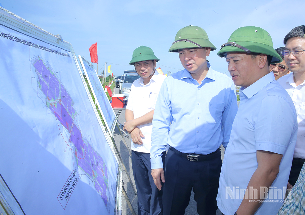 Đồng chí Phó Chủ tịch UBND tỉnh Nguyễn Cao Sơn và Đoàn công tác kiểm tra thực địa Dự án đầu tư xây dựng và kinh doanh kết cấu hạ tầng Khu Công nghiệp Hải Long (VSIP Nam Định).