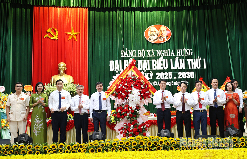 Các đồng chí Nguyễn Đức Toàn, Ủy viên Ban Thường vụ Tỉnh ủy, Trưởng Ban Tuyên giáo và Dân vận Tỉnh ủy; Nguyễn Xuân Sơn, Tỉnh ủy viên, Chánh án Toà án nhân dân tỉnh tặng Đại hội lẵng hoa tươi thắm.