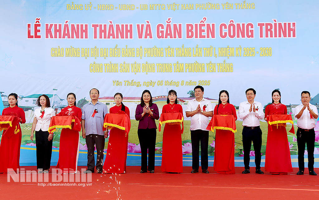 Các đại biểu cắt băng khánh thành công trình Sân vận động trung tâm phường Yên Thắng.