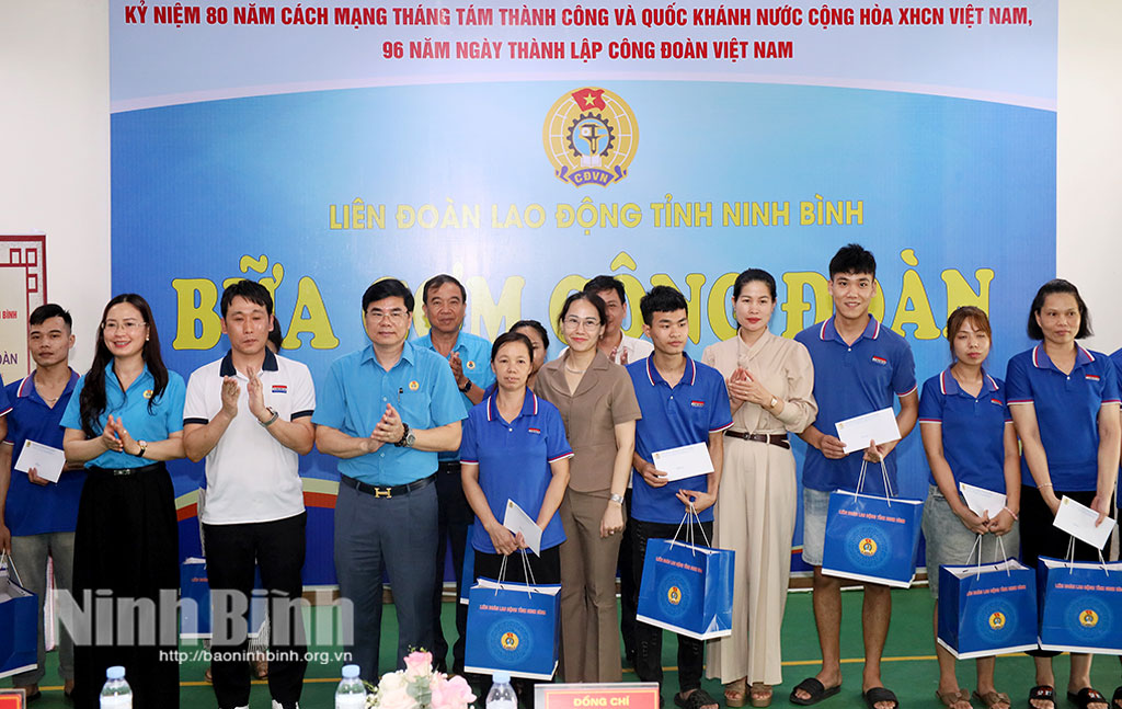 Lãnh đạo Ủy ban MTTQ Việt Nam tỉnh, LĐLĐ tỉnh, lãnh đạo Công ty trao quà cho đoàn viên, người lao động có hoàn cảnh khó khăn.