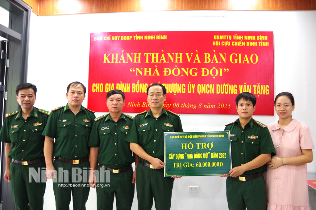 Lãnh đạo Ban Chỉ huy BĐBP tỉnh trao tiền hỗ trợ xây dựng “Nhà đồng đội” cho gia đình đồng chí Thượng úy Dương Văn Tặng.
