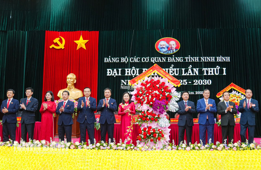 Các đồng chí lãnh đạo tỉnh tặng hoa chúc mừng Đại hội.