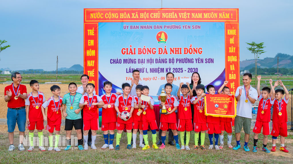 Ban tổ chức trao giải Nhất cho đội Yên Sơn 1.