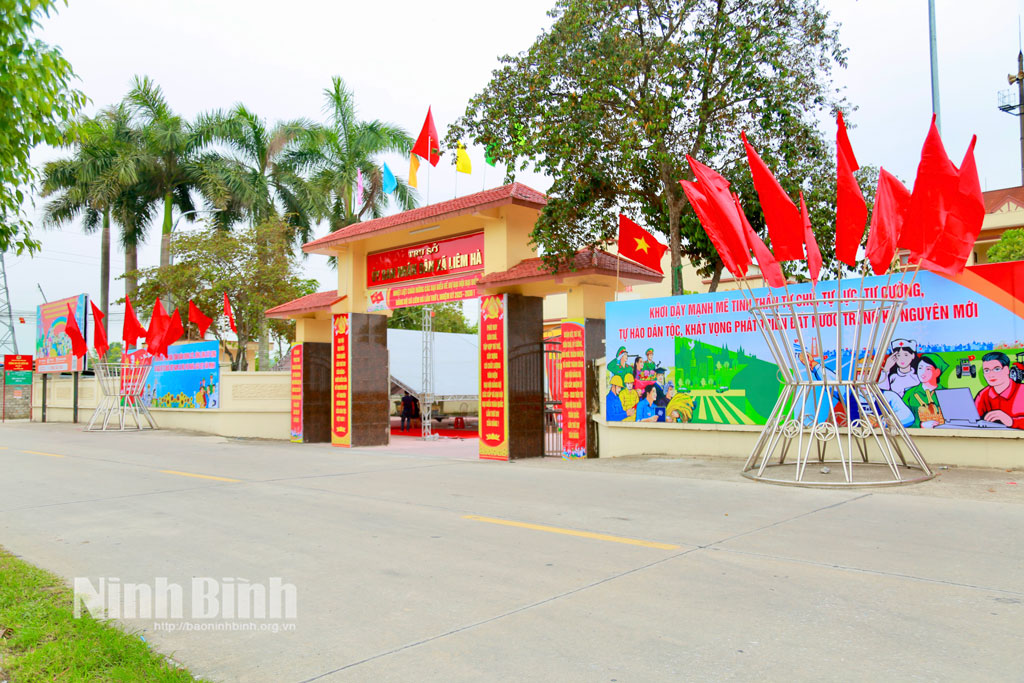 Toàn cảnh trụ sở hành chính xã Liêm Hà rực rỡ biểu ngữ và cờ Đảng chào mừng Đại hội, thể hiện khí thế trên hành trình phát triển mới.