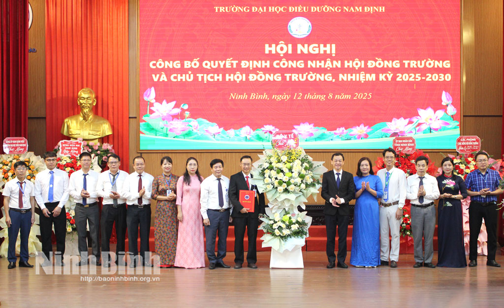 Đồng chí Thứ trưởng Bộ Y tế tặng hoa chúc mừng Hội đồng trường và Chủ tịch Hội đồng trường Trường Đại học Điều dưỡng Nam Định nhiệm kỳ 2025-2030.